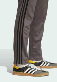 adidas Originals CLASSIC TP - Tracksuit bottoms - grey strata   black