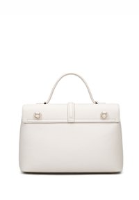 Borsa a tracolla in pelle bianca con una maniglia superiore e chiusura a patta, caratterizzata da dettagli in metallo dorato per un tocco in più.