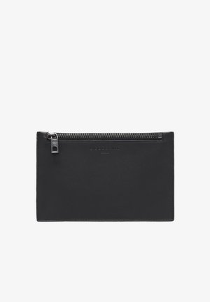 Czarny skórzany portfel o gładkiej teksturze, z zamknięciem na suwak u góry i subtelnym tłoczonym brandingiem z przodu.