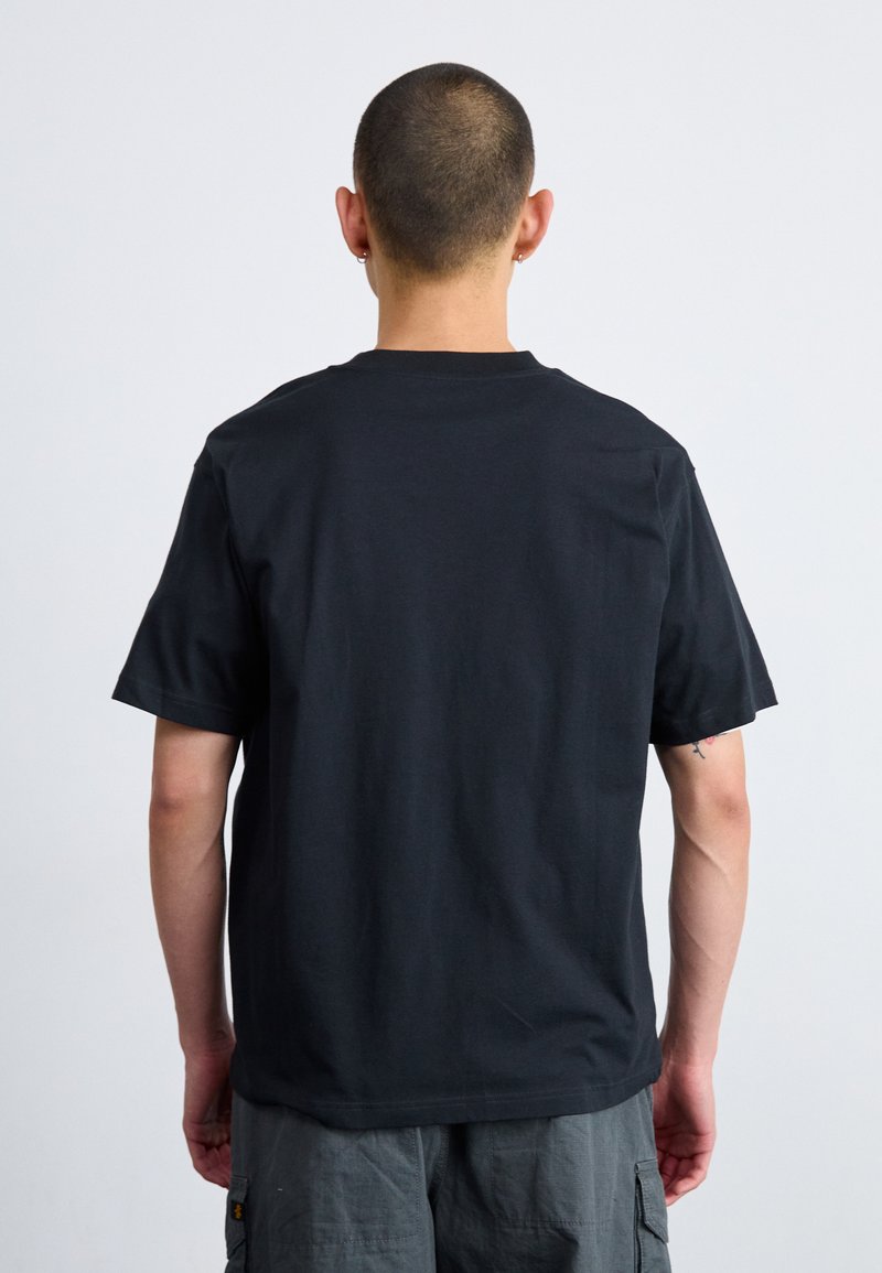 Schwarzes Baumwoll-T-Shirt mit kurzen Ärmeln. Einfaches Rundhals-Design, glatte Textur und keine sichtbaren Muster oder Grafiken auf dem Rücken.