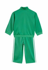 Zielony sportowy dres z wysokim kołnierzem i białymi paskami po bokach. Wykonany z gładkiego materiału, o jednolitym kolorze i luźnym kroju.