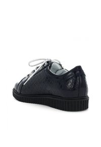 Sneaker blu navy con texture in patent trapuntato, lacci argento e suola in gomma nera. Presenta una punta arrotondata e un design a caviglia bassa.