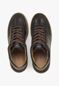 Czarne skórzane sneakersy z ciemnoszarym zamszem, brązowymi sznurowadłami, gumową podeszwą oraz wytłoczonym logo na wkładce, o smukłej konstrukcji.