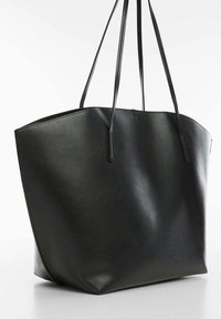 Sac fourre-tout en cuir noir avec de fines lanières, forme rectangulaire structurée et finition lisse.