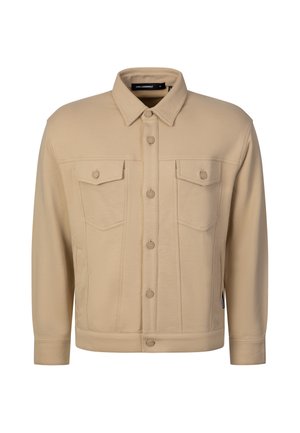 Beige knap-op jakke med to brystlommer, lange ærmer og en klassisk krave, vist på en hvid baggrund.