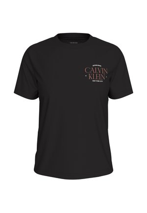 T-shirt noir à manches courtes avec petit logo rose "Calvin Klein New York City" sur la partie supérieure gauche de la poitrine.