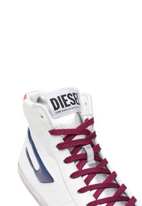 Vit Diesel högskor med röd- och blårandiga snören, silverfärgad tunga och en blå sidodetalj.