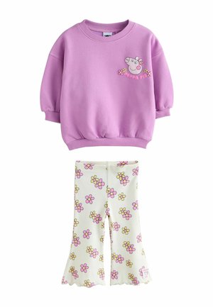 Fialová mikina s dlhým rukávom s motívom Peppa Pig v kombinácii s bielymi rozšírenými nohavicami s ružovými a žltými kvetinovými vzormi.