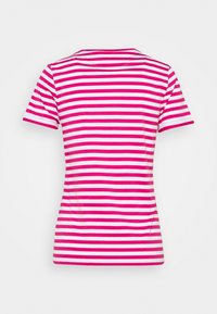 Camiseta de manga corta en rayas horizontales rosa y blanca; cuenta con un escote redondo y un corte ajustado, hecha de una suave mezcla de algodón.