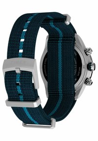 Timex óra kék és fekete szőtt szíjjal, rozsdamentes acél elemekkel, és egy kerek fekete számlappal, két nyomógombbal és egy koronával.