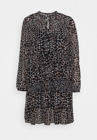 Robe noire transparente avec un imprimé girafe marron et blanc, à manches longues, avec un col rond et un design de jupe à plusieurs niveaux.