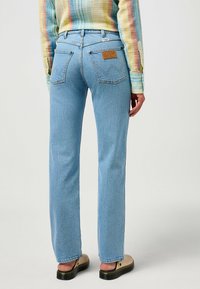 Wrangler SUNSET - Ravne kavbojke - light stone