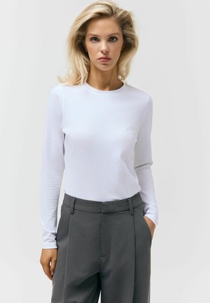 - Bluzka z długim rękawem