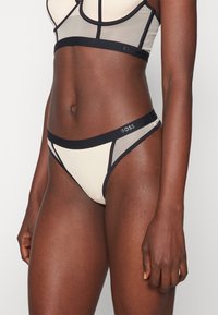 BOSS String - open beige