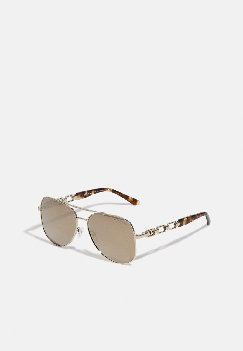 Occhiali da sole aviator in metallo con lenti marroni, montatura dorata e aste decorate con catena, caratterizzate da un motivo tartaruga.