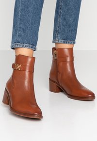 Tommy Hilfiger Bottines - cognac