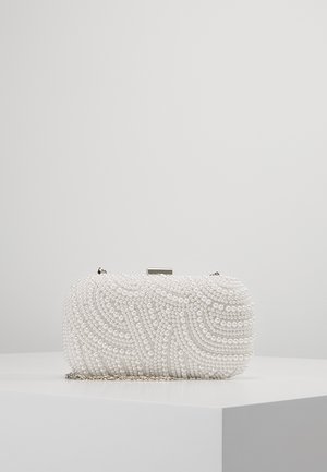 Clutch blanca con cuentas, con patrones curvados, cierre de metal y correa de cadena. La superficie texturizada presenta pequeñas perlas espaciadas uniformemente.