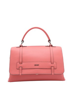 Sac à main en cuir rose avec poignée supérieure, fermeture à rabat avant et logo de marque argenté centré sur le rabat.