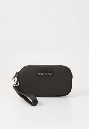Pochette rectangulaire noire à porter au poignet avec fermeture éclair et écusson logo Valentino à l'avant.