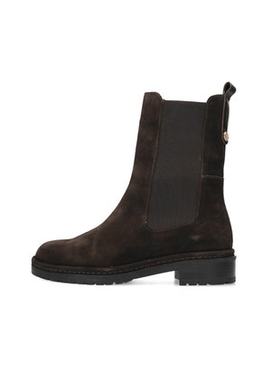Stivaletto Chelsea in camoscio marrone scuro con pannello laterale elastico, linguetta per tirare e tacco basso a blocco su sfondo bianco.