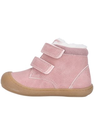Pinkfarbener Winterstiefel für Kleinkinder mit zwei Klettverschlüssen, weißem Futter aus Fleece und brauner Gummisohle, Seitenansicht auf weißem Hintergrund.
