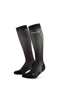 Kompressionssocken aus schwarzem Mesh-Material, knielang, mit gerippter Textur, verstärkter Ferse und Zehen, mit weißem Logo-Detail.