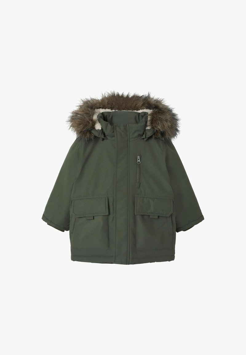 Zaļš parkas jakas ar mākslīgās kažokādas odere kapuci, ar rāvējslēdzēju priekšpusē un divām lielām priekšējām kabatām. Iespējas ietver mīkstu iekšējo odere un īsas piedurknes.