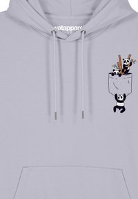 Lichtgrijze hoodie met kangoeroezak, voorzien van zwart-witte panda graphics, bamboestokjes en een koord met metalen uiteinden.