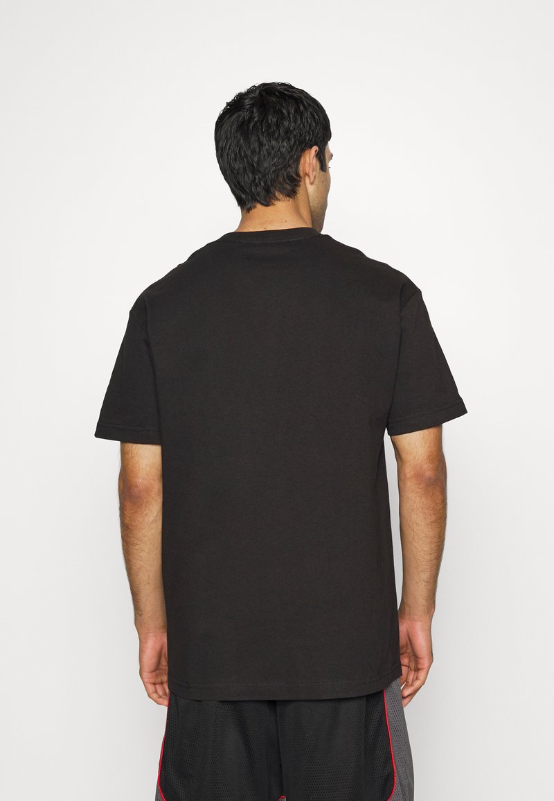 Herren Sportbekleidung | Mitchell & Ness NBA LOGO TEE LOS ANGELES LAKERS Vereinsmannschaften black/schwarz - TH97442 Herren Sportbekleidung | Mitchell & Ness NBA LOGO TEE LOS ANGELES LAKERS Vereinsmannschaften black/schwarz - TH97442