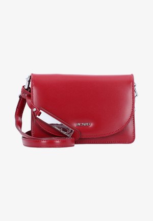 Rote Leder-Umhängetasche mit Klappenverschluss, verstellbarem Riemen und silbernen Beschlägen. Verfügt über eine geprägte Markenbezeichnung auf der Vorderseite.