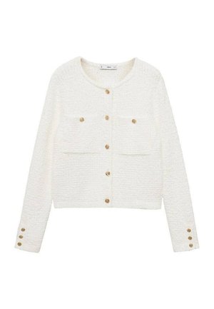 Biely skrátený kardigan vyrobený z textúrovanej látky, s dvoma prednými vreckami a zlatými gombíkmi na strede a na rukávoch.