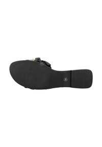 Sandală neagră cu un talpă texturată, călcâi plat și elemente decorative aproape de cureaua din față. Partea de jos este netedă, având un model nervurat.