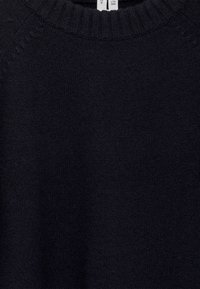 Marineblaues Strickpullover mit einem gerippten Rundhalsausschnitt. Weiche Textur mit einem dezenten Muster und sichtbaren Etiketten an der Kragen. 