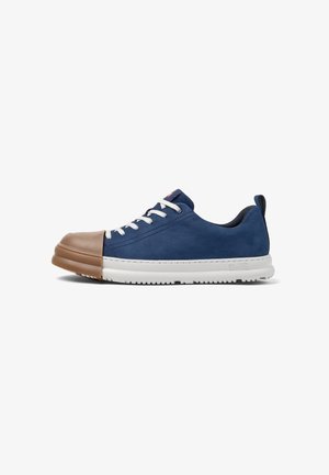 Marineblauwe sneaker met een rubberen tanne neuskap, witte veters en een gestructureerde zool, gepositioneerd op een effen achtergrond voor duidelijke zichtbaarheid.
