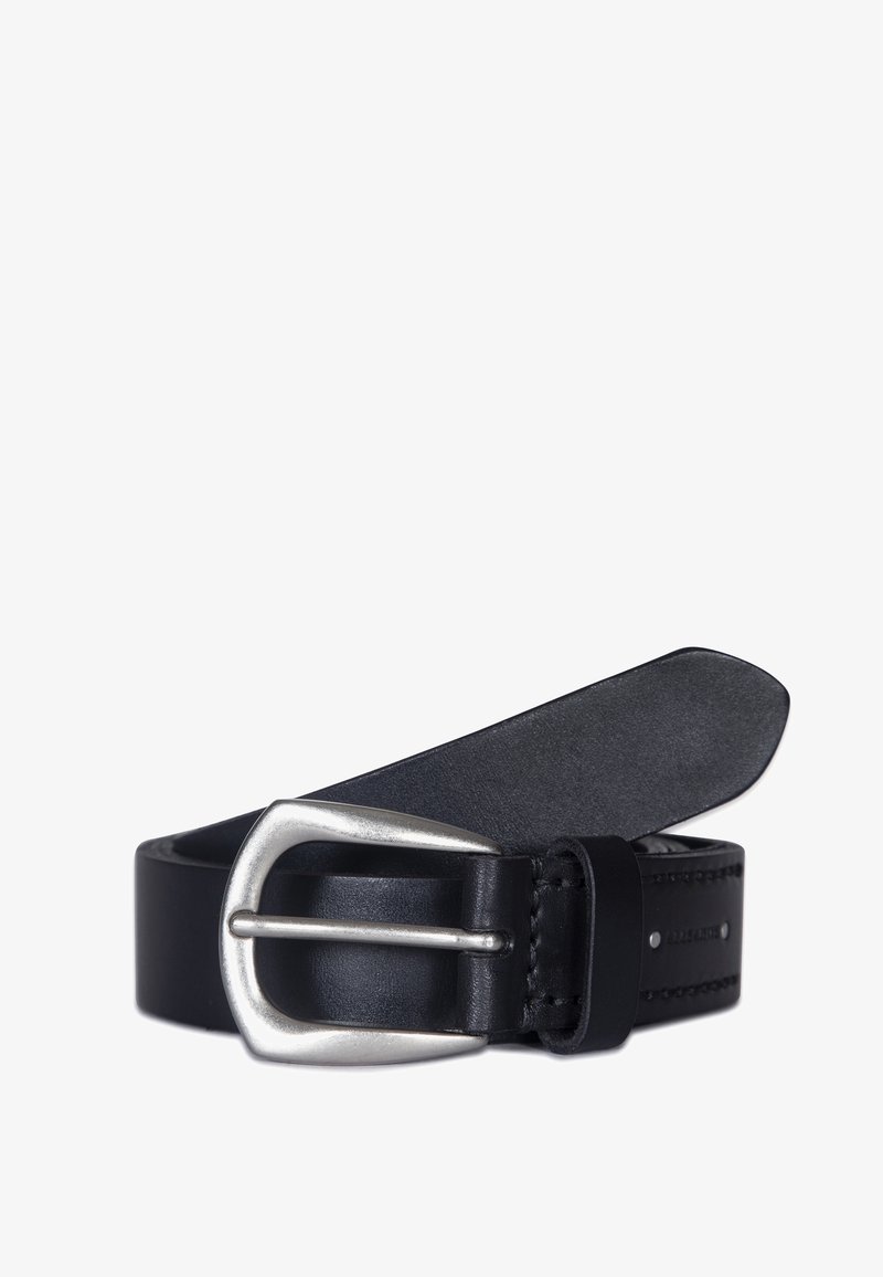 Musta nahkavyö, jossa on hopea metallipanta, sileä pinta ja hienovaraisia ompeluyksityiskohtia reunoilla.