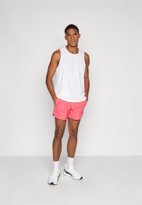 Nike Performance STRIDE - Korte sportsbukser - aster pink/black/reflective silver