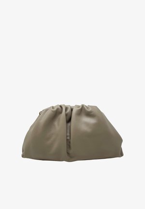 Bolso de cuero beige con un diseño recogido, que presenta una textura suave y forma redondeada. Estilo minimalista sin herrajes ni acentos visibles.