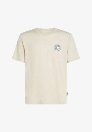 Beige T-shirt met korte mouwen, gemaakt van zachte stof, met aan de linkerkant van de borst een lichtblauw cirkelvormig logo met golfontwerp.