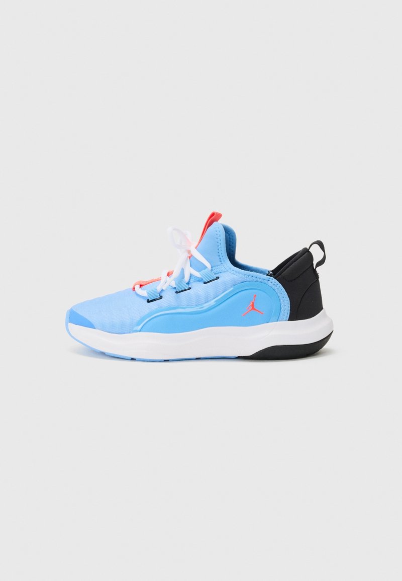 Chaussure de sport bleu clair et noire avec semelle blanche, lacets blancs et logo ainsi que détails rouges, vue de côté sur un fond clair.