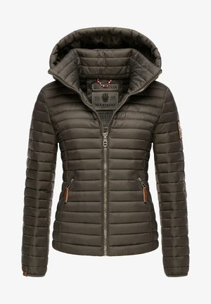 Tume roheline polsterdatud jakk kapuutsiga, soonikstruktuuriga, esine tõmblukk ja kaks küljetaskut. Sisetaskus on brändi silt.