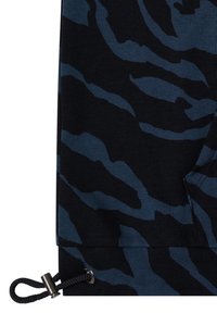 Marineblauwe sweatpants met een zwart en donkerblauw tijgerstrepenpatroon, voorzien van een koordsluiting met metalen accenten aan de onderkant.