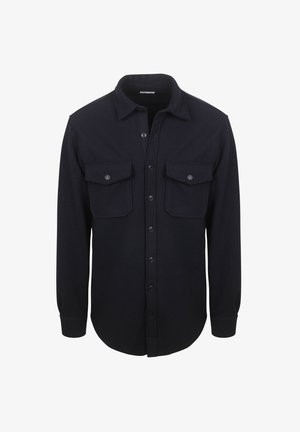 Dunkelblaues Button-up-Hemd mit spitzen Kragen, zwei Brusttaschen und langen Ärmeln mit Knopfmanschetten. Weiche Textur.