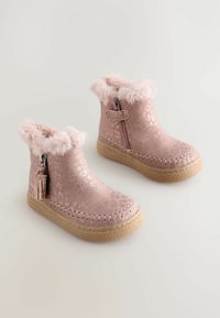 Rosa Leopardenmuster-Ankle Boots mit Kunstfellbesatz, seitlichem Reißverschluss und einer strukturierten beigen Sohle. Mit Quasten-Detail an der Seite.