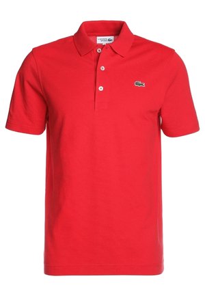 Rotes kurzärmeliges Lacoste Sport Polohemd mit drei Knöpfen und grünem Krokodil-Logo auf der linken Brust.