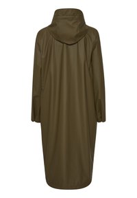 Cămașă impermeabilă de culoare verde măslinie, cu glugă, design până la genunchi și mâneci lungi. Textură netedă, cu un croi lejer și un stil minimalist.