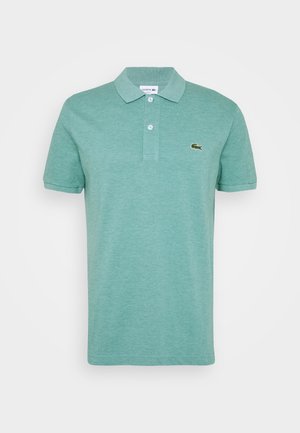 Polo en coton de couleur vert clair, avec un col à deux boutons, des manches courtes et un petit logo brodé sur la poitrine gauche.