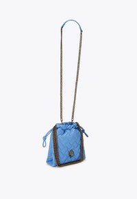 Borsa in pelle trapuntata blu con chiusura a cordoncino, tracolla a catena e accentuazione metallica decorativa sul davanti.