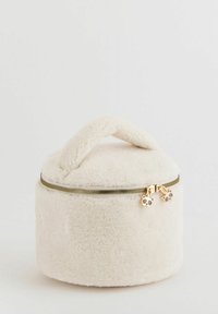 Rund, cremefarvet opbevaringspose lavet af blødt fleece. Har lynlåslukning med pandaformede lynlåsvedhæng og et øverste håndtag.