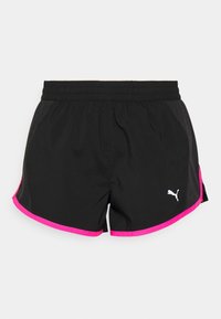 Svarta sportshorts med en rosa kant. Har en elastisk midja och sidopaneler, med en vit Puma-logga på nedre vänstra sidan.