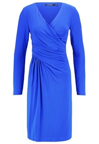 Robe longue bleue à manches longues en tissu lisse avec un décolleté en V, des détails froncés sur les côtés et une silhouette ajustée.
